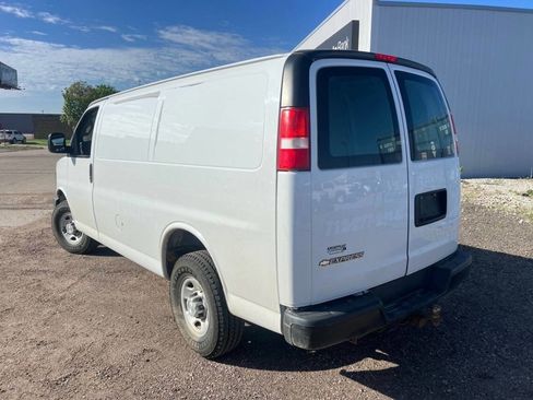 Used 2017 Chevrolet Express 2500 RWD image 2