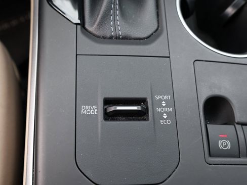 Used 2023 Toyota Highlander XLE image 26