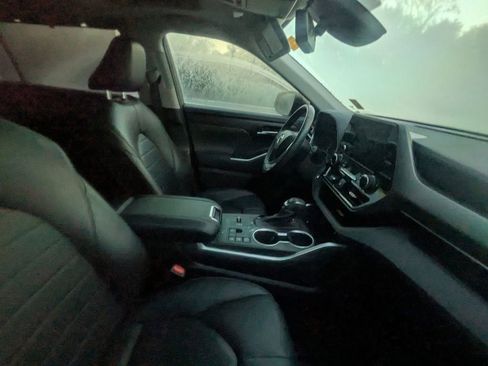 Used 2023 Toyota Highlander XLE image 10