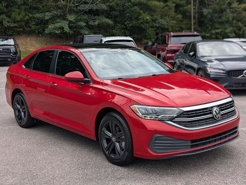 Used 2022 Volkswagen Jetta SE w/ Panoramic Sunroof Package FWD image 11