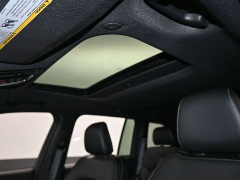 Used 2025 Jeep Grand Cherokee Altitude image 11