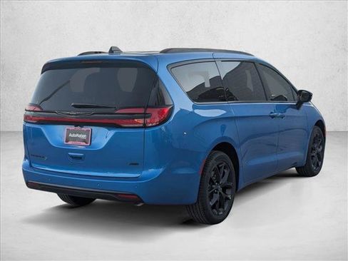 New 2026 Chrysler Pacifica Select w/ S Appearance Package AWD/4WD image 2