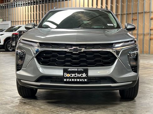 New 2025 Chevrolet Trax LT w/ Driver Confidence Package FWD image 9