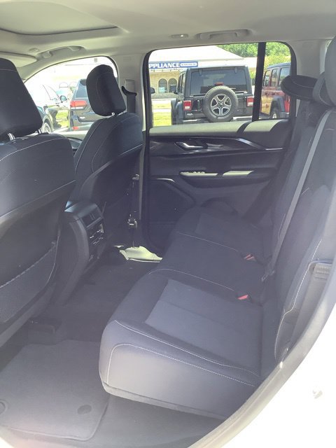 Used 2023 Jeep Grand Cherokee Laredo AWD/4WD image 20