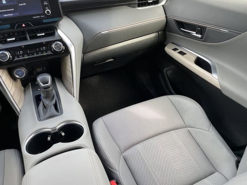 Used 2021 Toyota Venza XLE w/ Softex Package image 16