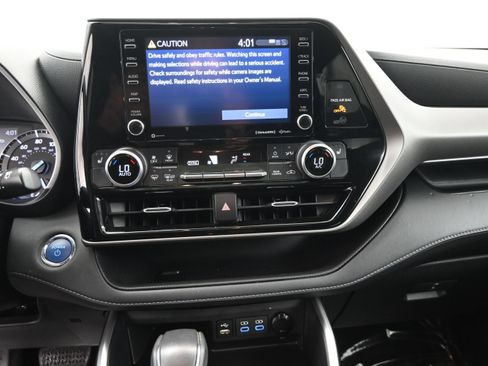 Used 2022 Toyota Highlander XLE FWD image 15