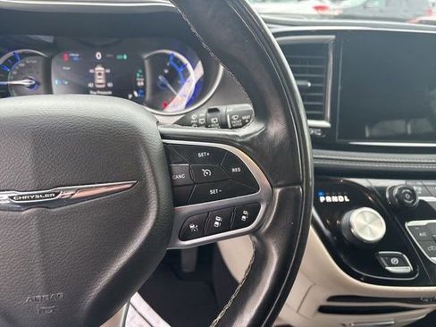 Used 2022 Chrysler Pacifica Touring-L w/ Uconnect Theater Family Group image 18