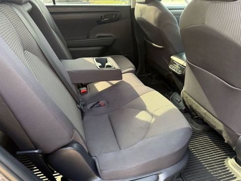 Used 2020 Toyota Highlander L image 29