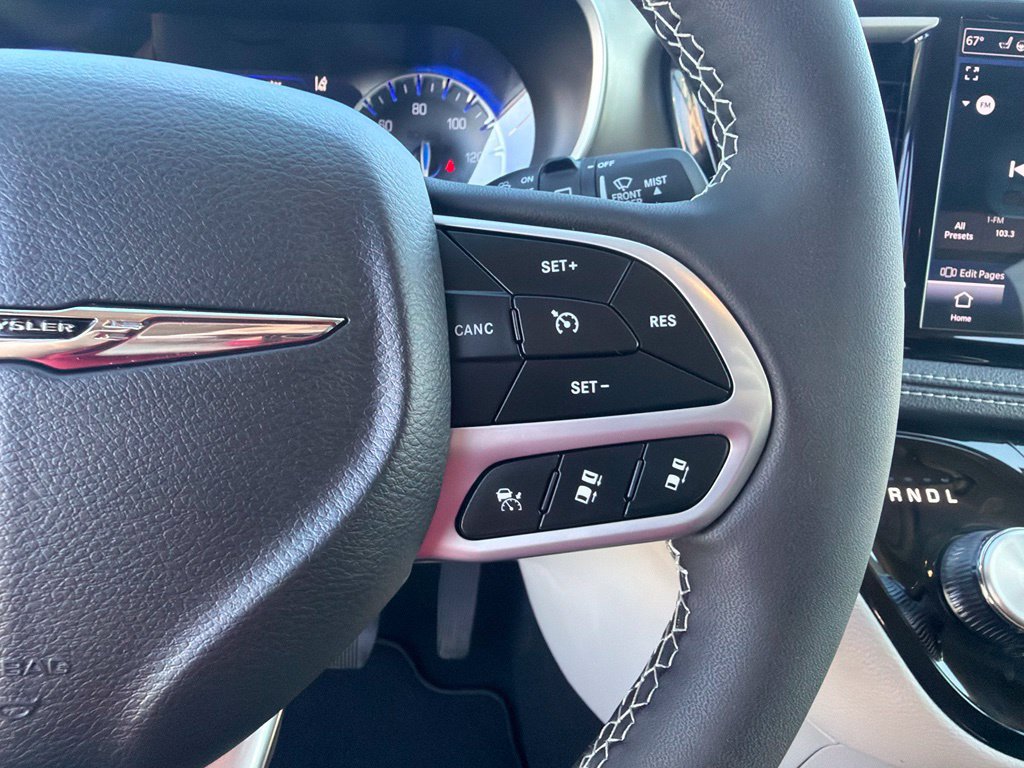 Used 2023 Chrysler Pacifica Touring-L FWD image 27