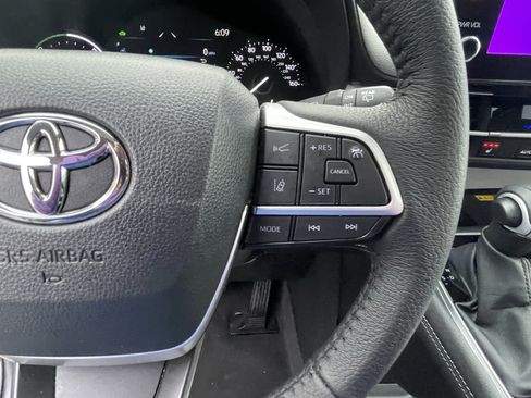 Certified 2026 Toyota Sienna XLE FWD image 23