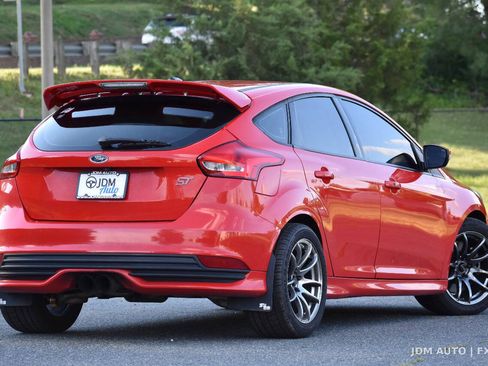Used 2017 Ford Focus ST FWD image 5