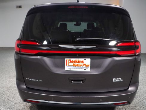 Used 2023 Chrysler Pacifica Touring-L image 8