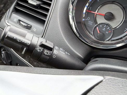 Used 2013 Chrysler Town & Country Touring-L w/ Driver Convenience Group image 25