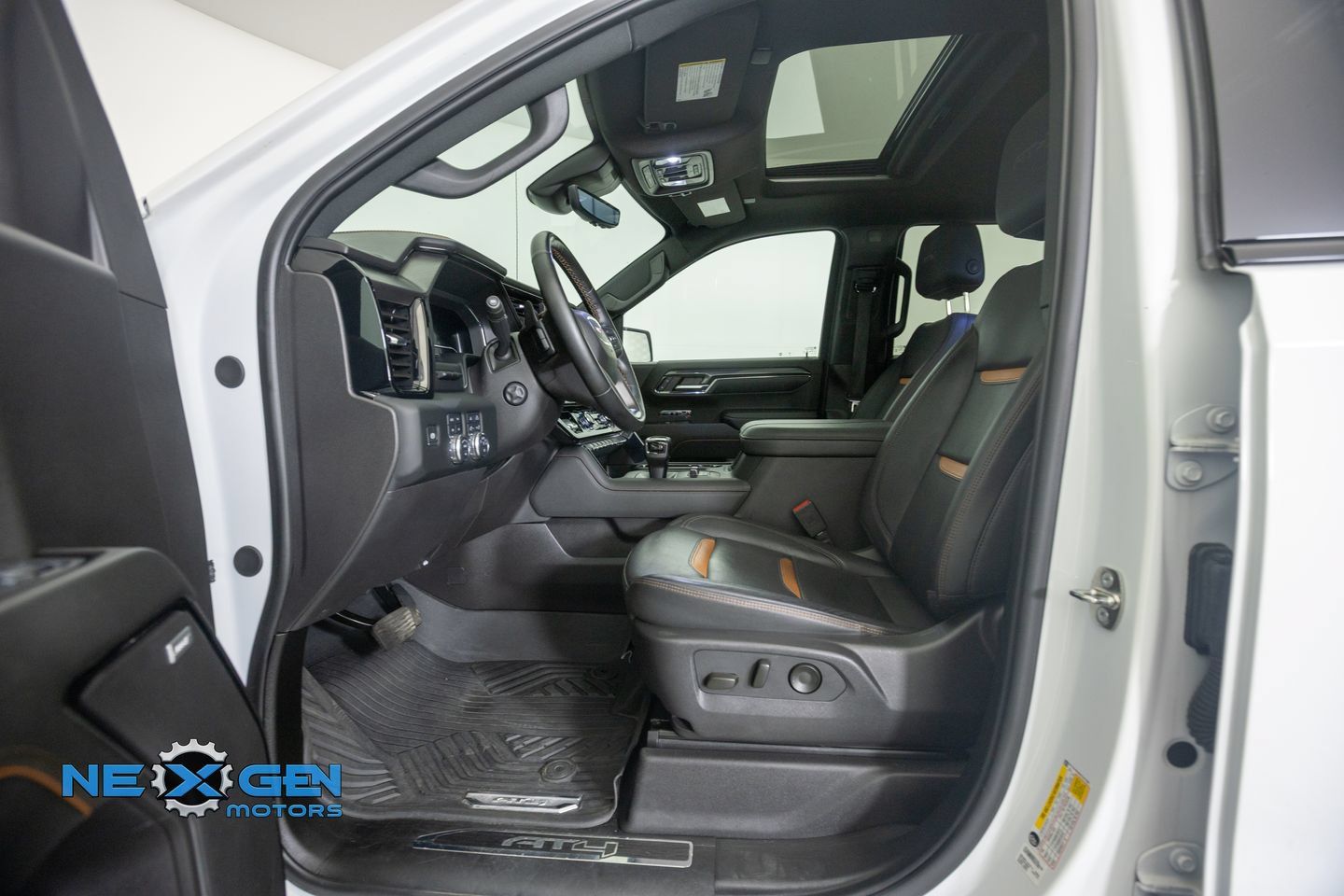 Used 2024 GMC Sierra 1500 AT4 w/ Technology Package AWD/4WD image 14