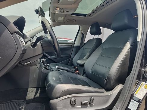 Used 2018 Volkswagen Passat 2.0T SE FWD image 2