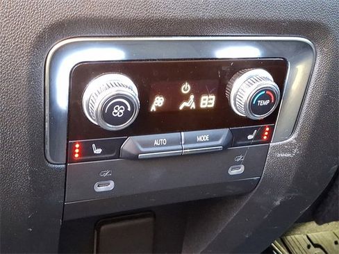 Used 2022 GMC Yukon XL Denali image 12