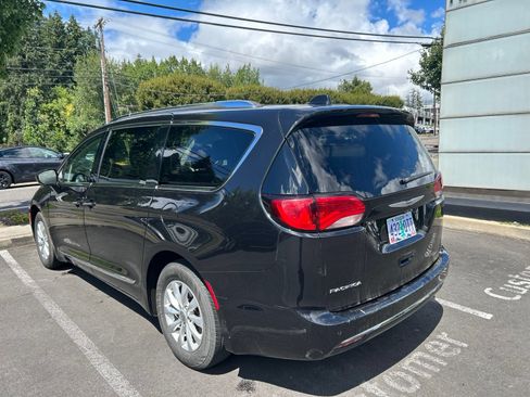 Used 2019 Chrysler Pacifica Touring-L FWD image 6