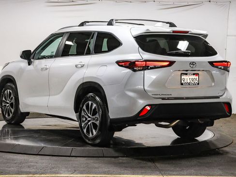 Certified 2024 Toyota Highlander XLE FWD image 2