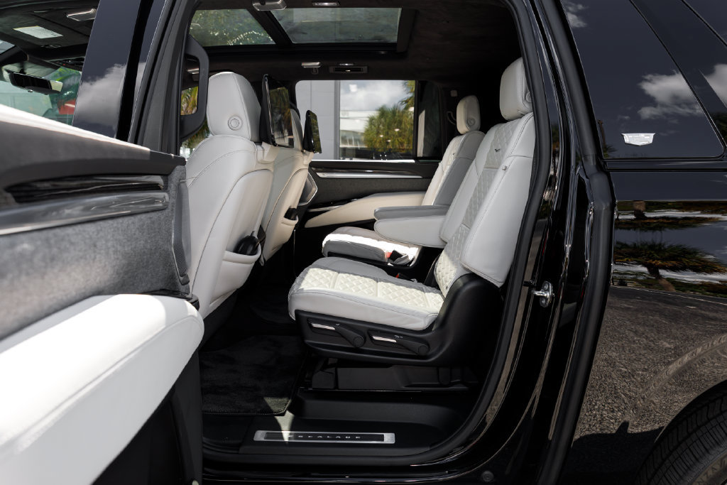 Used 2025 Cadillac Escalade ESV V AWD/4WD image 35