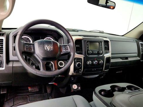 Used 2019 RAM 1500 Classic SLT AWD/4WD image 12