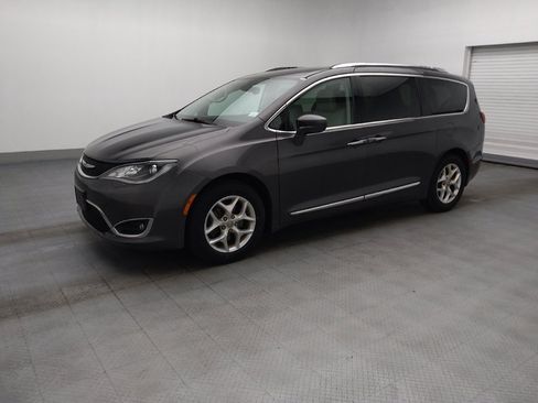 Used 2018 Chrysler Pacifica Touring-L w/ Tire & Wheel Group FWD image 2