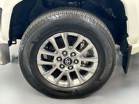 Used 2025 Toyota Tacoma Limited AWD/4WD image 28