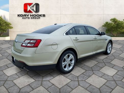 Used 2018 Ford Taurus SE FWD image 4