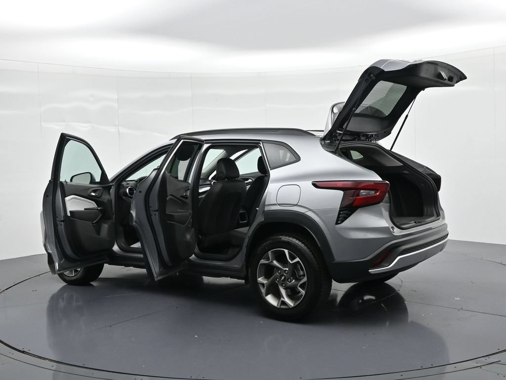 Used 2025 Chevrolet Trax LT FWD image 24