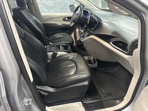 Used 2017 Chrysler Pacifica Touring-L image 6