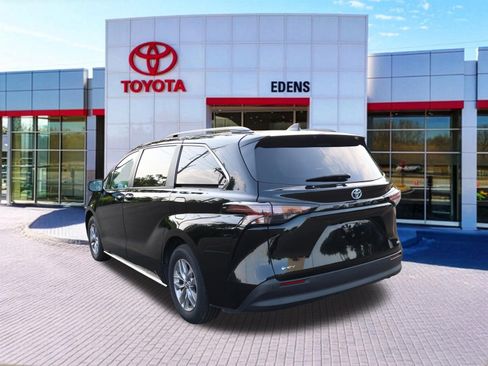 Used 2025 Toyota Sienna XLE FWD image 8