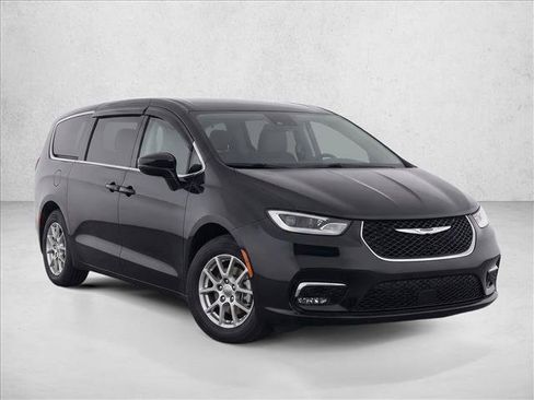 Used 2023 Chrysler Pacifica Touring-L FWD image 3