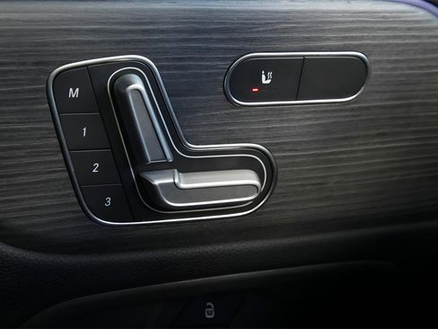 Used 2021 Mercedes-Benz GLB 35 AMG 4MATIC w/ Multimedia Package image 31