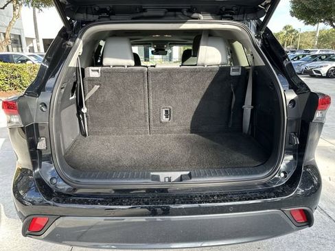 Used 2023 Toyota Highlander Limited image 22