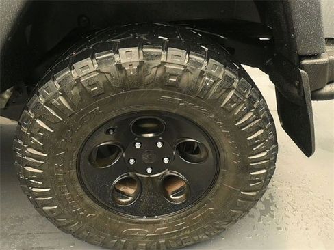 Used 2017 Jeep Wrangler Unlimited Rubicon w/ Connectivity Group image 9