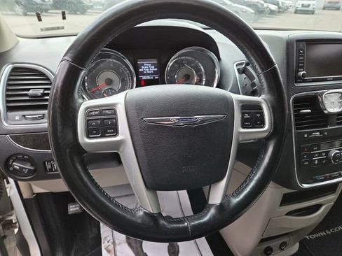 Used 2014 Chrysler Town & Country Touring w/ Driver Convenience Group FWD image 15