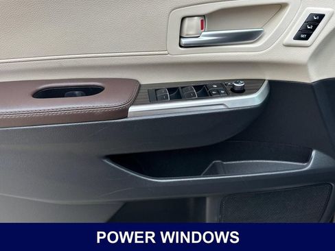 Used 2023 Toyota Sienna Platinum FWD image 11