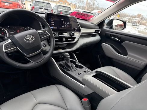 Used 2023 Toyota Highlander L image 27
