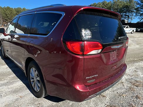 Used 2018 Chrysler Pacifica Touring-L image 10