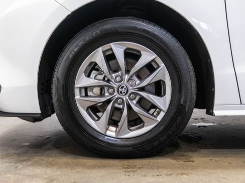 Certified 2025 Toyota Sienna LE FWD image 11