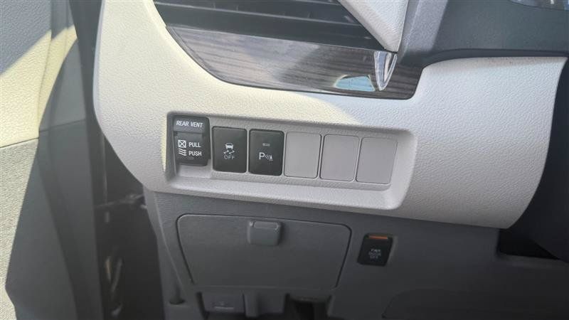 Used 2018 Toyota Sienna XLE w/ XLE Navigation Package FWD image 35