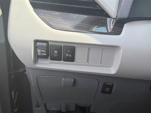 Used 2018 Toyota Sienna XLE w/ XLE Navigation Package FWD image 35