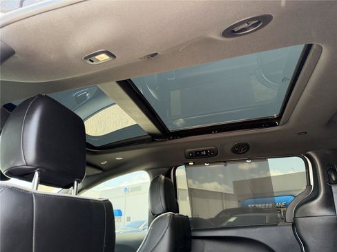 Used 2025 Chrysler Pacifica Limited FWD image 18