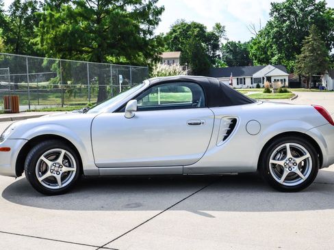 Used 2003 Toyota MR2 RWD image 4