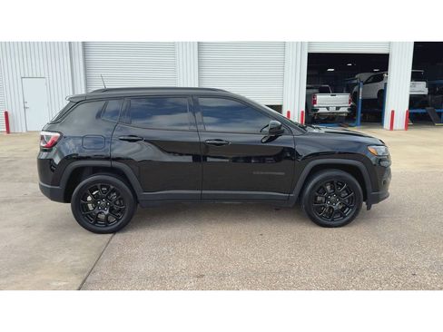 Used 2025 Jeep Compass Latitude w/ Altitude Special Edition image 9