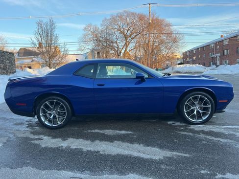 Used 2022 Dodge Challenger SXT w/ Plus Package image 6