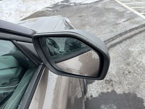 Used 2021 Ford Explorer XLT w/ Equipment Group 202A image 5