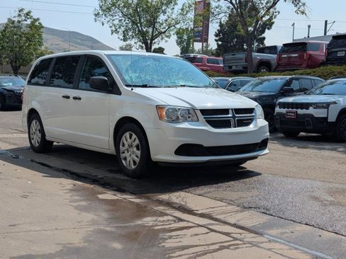 Used 2019 Dodge Grand Caravan SE w/ Rear Park Assist Package FWD image 3