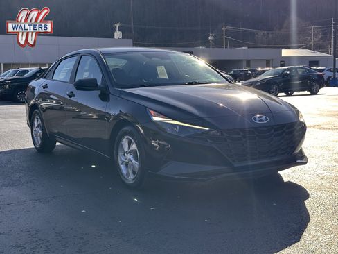 Used 2021 Hyundai Elantra SE image 1