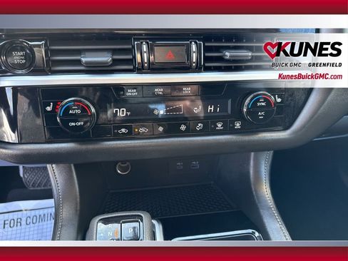 Used 2025 Nissan Pathfinder SV image 29