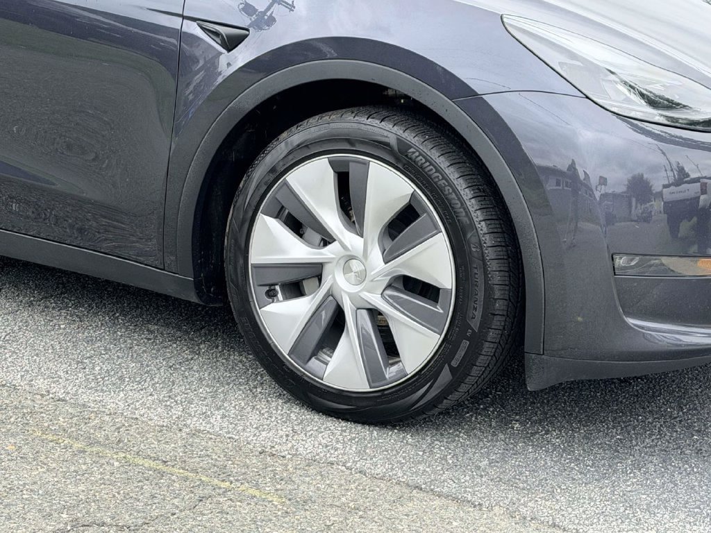 Used 2024 Tesla Model Y Long Range AWD/4WD image 26